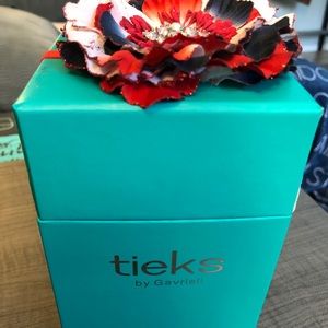 Like new size 5 classic matte black Tieks flats.